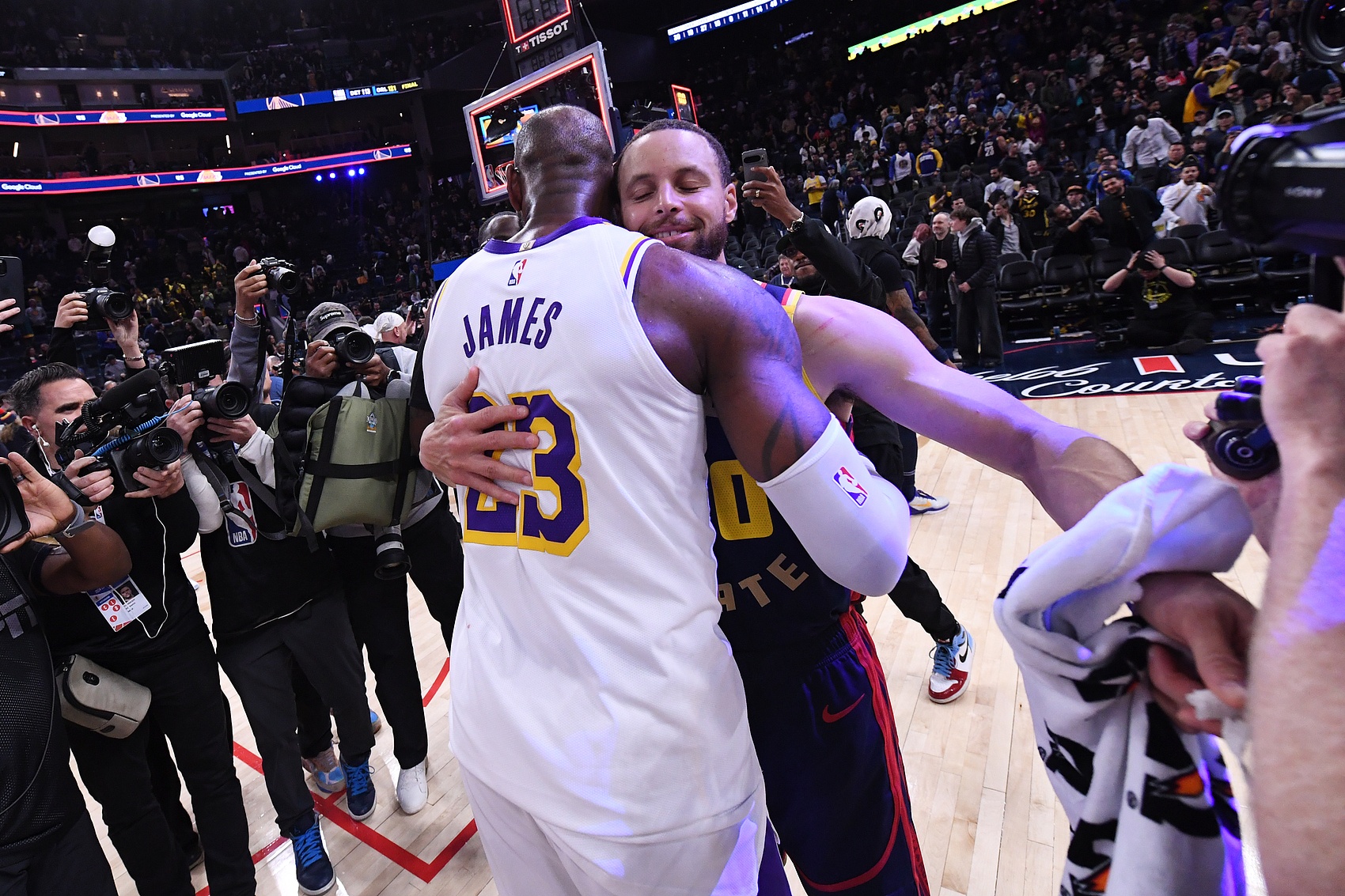 PG模拟器-新赛季里程碑展望：詹姆斯冲击多项榜首 库里迈向五千三分 杜兰特哈登得分新高