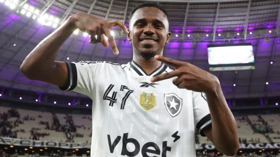 记者:热菲尼奥在辽宁铁人的年薪为160万美元,外加绩效奖金